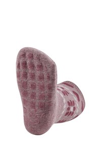 Socken aus pinkem und cremefarbenem Strickstoff, mit einer strukturierten Unterseite und einem Grip-Muster sowie einem stilisierten Logo an der Ferse.