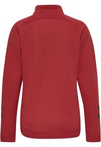 Roter Pullover mit langen Ärmeln und hohem Kragen, aus strukturiertem Stoff und schwarzen Akzenten an den Ärmeln. Mit einem klaren, schlichten Design ohne Verzierungen.