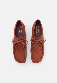 Clarks Originals WALLABEE - Sapatos de atacadores - red