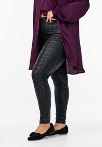 Zizzi Tajice-hlače - black aop lace