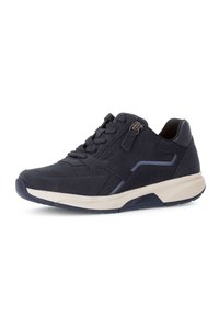 Baskets en daim bleu marine avec une semelle blanche et bleu marine, dotées de lacets, d'une fermeture éclair et d'accents perforés sur le côté.