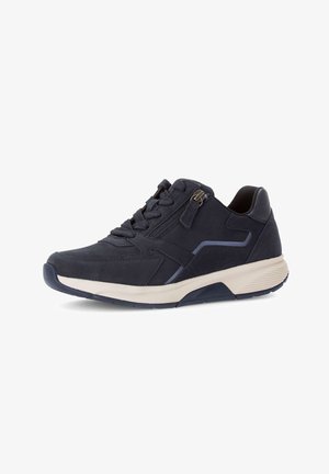 Baskets en daim bleu marine avec une semelle blanche et bleu marine, dotées de lacets, d'une fermeture éclair et d'accents perforés sur le côté.