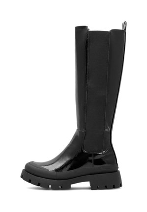 Černé kozačky po kolena s lesklým lakovaným povrchem, pružnými bočními panely a robustní gumovou podrážkou s výrazným vzorkem.