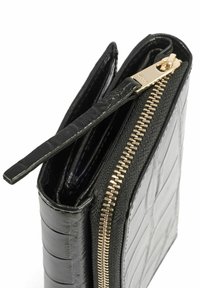 Czarny, teksturowany skórzany portfel ze złotym suwakiem, paskiem na nadgarstek i wieloma przegródkami, pokazany z bliskiej perspektywy pod kątem.