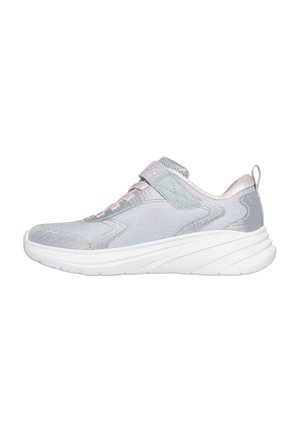 Graue Sportschuhe mit Mesh-Obermaterial, rosa Akzenten, verstellbarem Riemen und weißer Sohle. Mit strukturiertem Muster und abgerundetem Fersendesign.