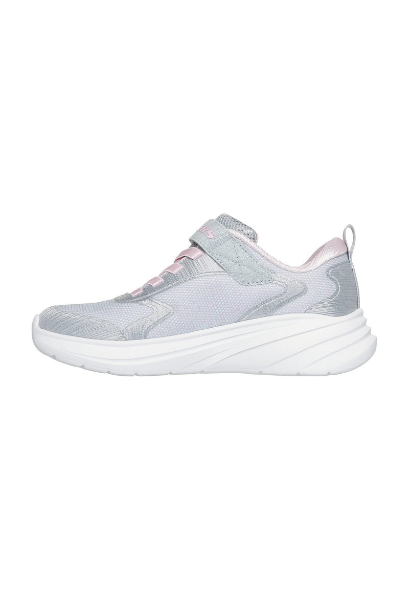 Scarpe sportive grigie con upper in rete, accenti rosa, cinturino regolabile e suola bianca. Presentano un motivo testurizzato e un design della tacco arrotondato.