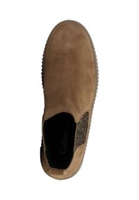 Chaussure slip-on en daim beige avec un panneau élastique texturé et une semelle en caoutchouc, comportant des détails de couture subtils. Marques intérieures visibles.
