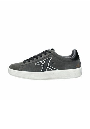 Sneaker in suede grigio con dettagli neri, suola bianca e design del logo prominente. Caratterizzato da punta rotonda e chiusura tradizionale con lacci.