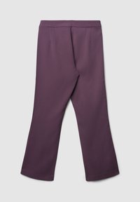 Pantaloni viola con design a gamba dritta, caratterizzati da una texture liscia, vita nascosta e due tasche posteriori.