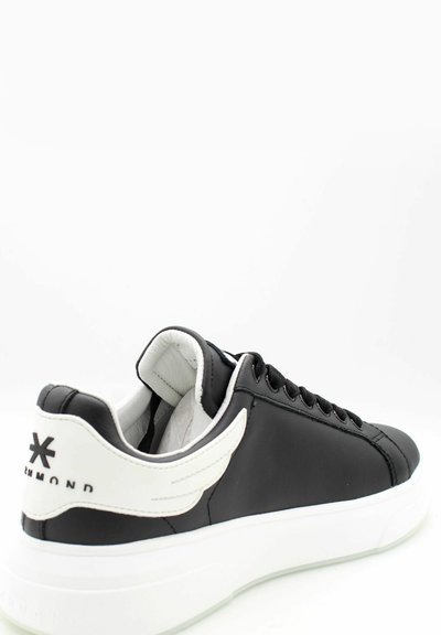 Zwarte lage sneaker met witte zool, wit vleugelvormig detail en het "Diamond" merklogo op de hiel, schuin naar links, tegen een witte achtergrond.