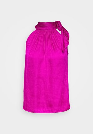 Hellpinkes ärmelloses Neckholdertop mit gerafftem Ausschnitt und Stoffbindedetail auf einer Seite, dargestellt vor weißem Hintergrund.