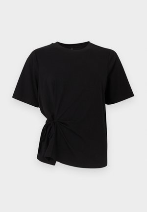 Μαύρο κοντομάνικο μπλουζάκι με λεπτομέρεια δέσιμου κόμπου στην αριστερή πλευρά. Κατασκευασμένο από μαλακό ύφασμα, διαθέτει στρογγυλή λαιμόκοψη και άνετη εφαρμογή.