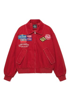 Jachetă roșie cu fermoar, cu patch-uri brodate în stil vintage cu inscripții West Garage, Service Station și Club, având două buzunare frontale și manșete elastice rib.