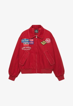 Czerwona kurtka na zamek z haftowanymi naszywkami w stylu vintage z napisami West Garage, Service Station i Club, posiadająca dwie przednie kieszenie oraz ściągacze na rękawach.