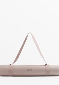 Roze yogamat met een gestructureerd oppervlak, bevestigd met een band, voorzien van een bedrijfslogo aan de zijkant. Rechthoekige vorm.