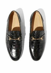 Crni loafers s teksturom krokodila, zlatnim detaljem na sredini i glatkom kožnom podlogom. Dizajn s zaobljenim vrhom.