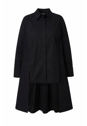 Schwarzes Baumwollkleid mit Kragen, langen Ärmeln und ausgestelltem Rock. Verfügt über vordere Schlitze und eine Knopfleiste.