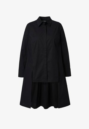 Schwarzes Baumwollkleid mit Kragen, langen Ärmeln und ausgestelltem Rock. Verfügt über vordere Schlitze und eine Knopfleiste.