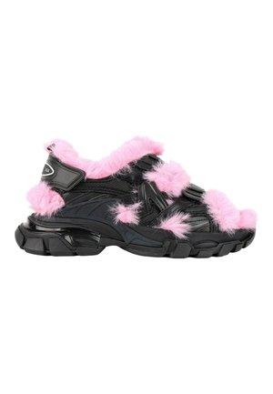 Sort chunky sneaker med tyk sål dekoreret med pink fluffy pelslapper på stropper og kanter.