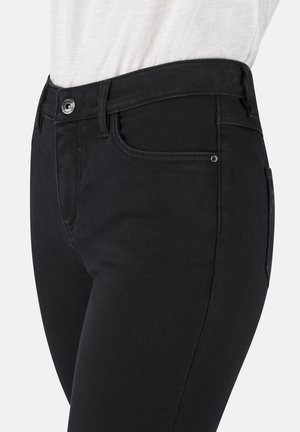 Schwarze Jeans aus Denim mit einer taillierten Passform, ausgestattet mit einem Knopfverschluss, Fronttaschen und dezenten Nähdetails entlang der Nähte.