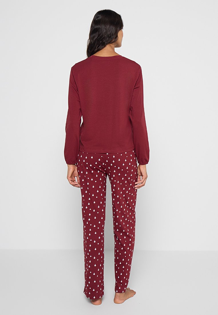Bordeaux loungewear set met een lange mouwen top en gestreepte broek met kleine witte druppelvormige patronen, gemaakt van zachte, ademende stof.