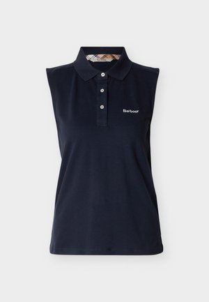 Tricou polo fără mâneci, de culoare bleumarin, cu trei nasturi, guler pliat și logo Barbour pe partea stângă a pieptului, pe fundal alb.
