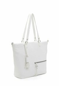 Sac fourre-tout en cuir blanc avec doubles anses, poche avant zippée, accent à pompon et texture lisse. Design rectangulaire simple.