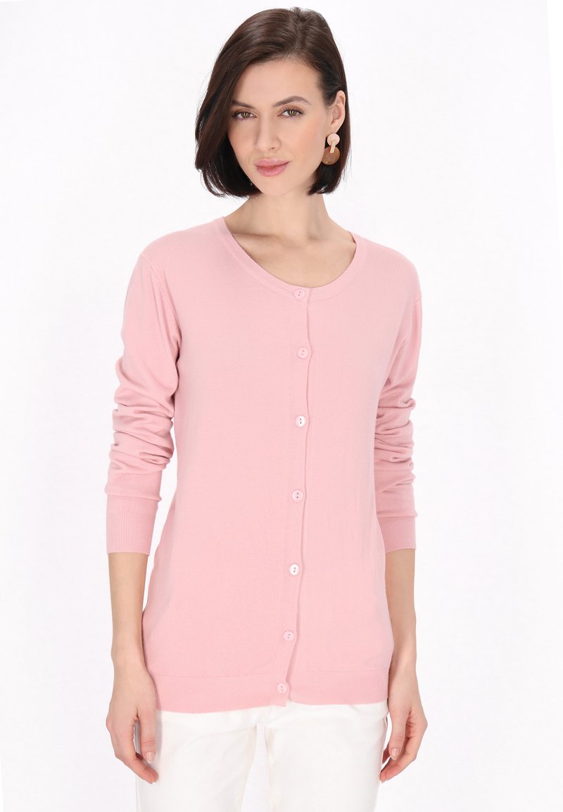 Cardigan rosa hecho de tela suave, con un escote redondo, mangas largas y cierre de botones en la parte delantera. Textura suave.