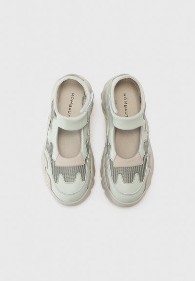 Baskets vert clair avec des panneaux en maille, un bout arrondi et une sangle Velcro sur le cou-de-pied. Douces accents beiges sur les côtés et le dessus.