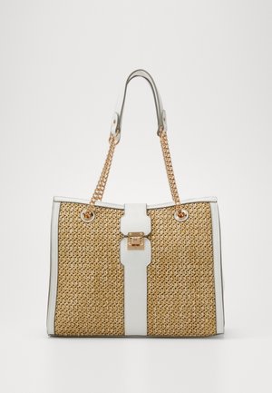 Sac cabas tissé beige avec garniture en cuir blanc, anses en chaîne dorée et fermoir central doré sur une bande verticale en cuir blanc.