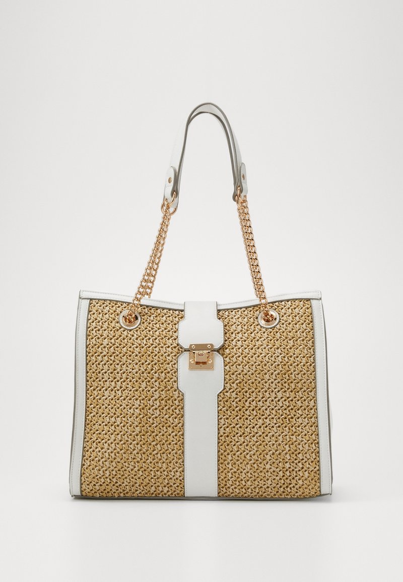Sac cabas tissé beige avec garniture en cuir blanc, anses en chaîne dorée et fermoir central doré sur une bande verticale en cuir blanc.