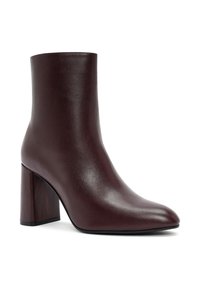 Bordeaux lederen enkellaars met een gladde textuur, puntige neus en een vierkante chunky hak, met een strakke en minimalistische uitstraling.
