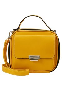 Žlutá, měkká syntetická crossbody taška se zapínáním na zip, přední kapsou s klopou, stříbrným kováním a nastavitelným popruhem.