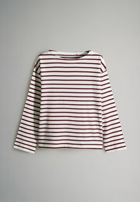 Camicia a maniche lunghe con un motivo a righe orizzontali bianche e borgogna, con scollatura rotonda e vestibilità rilassata. Realizzata in morbido cotone.