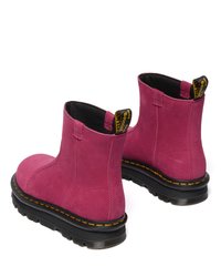 Botas de tornozelo de couro fúcsia com um acabamento texturizado, sola de borracha preta e detalhes amarelos, com uma alça na parte de trás.