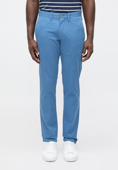 Lichtblauwe chino's van een gladde katoenmix, met een klassieke rechte pasvorm, voorzakken en een enkele knoopsluiting.
