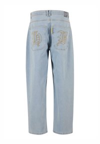 Lyseblå denimjeans har en avslappet passform, to baklommer med gullbroderte bokstaver "H" og "B," og en merkeetikett på livet.
