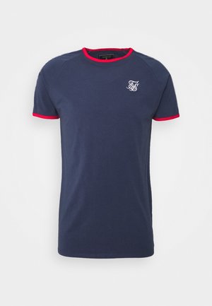 Marineblaue Kurzarm-T-Shirts mit rotem Besatz am Kragen und an den Ärmeln; verfügt über ein weißes gesticktes Logo im linken Brustbereich.