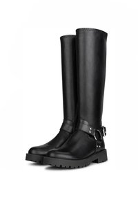 Botas de cuero negras hasta la rodilla con suela plana, correa ajustable en el tobillo con herrajes de metal y costura texturizada en la parte superior.