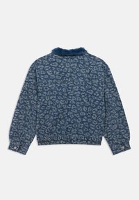 Μπλε τζιν μπουφάν με συνολική λεοπάρ σχέδιο σε σκούρο μπλε χρώμα και σκούρο μπλε φουντωτό γιακά, εμφανίζεται από την πίσω πλευρά σε λευκό φόντο.