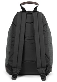 Mochila de tela negra con correas acolchadas, paneles laterales grises y un asa superior de cuero marrón. Presenta un diseño ergonómico para mayor comodidad.