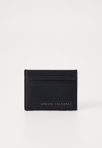 Svart lær kortholder med flere kortspor, preget "ARMANI EXCHANGE" logo, stilrent design og glatt overflate.