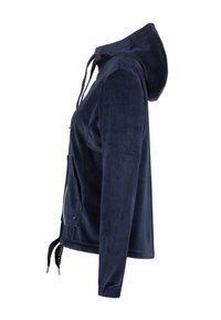 Donkerblauwe velours hoodie met voorzakken, zwarte koorden en lange mouwen in zijaanzicht op een witte achtergrond.