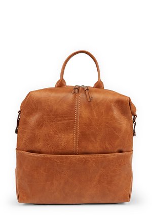Mochila de cuero marrón con dos asas en la parte superior, bolsillo delantero y cierre con cremallera. Superficie texturizada con costuras visibles.