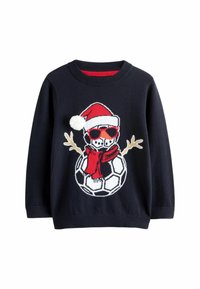 Marinblå tröja med broderad snögubbe i tomteluva och solglasögon, som håller i en fotboll, med en röd scarf och pom-pom detaljer.