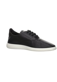Basket basse en cuir noir avec lacets noirs et semelle en caoutchouc blanche, vue de côté sur fond blanc.