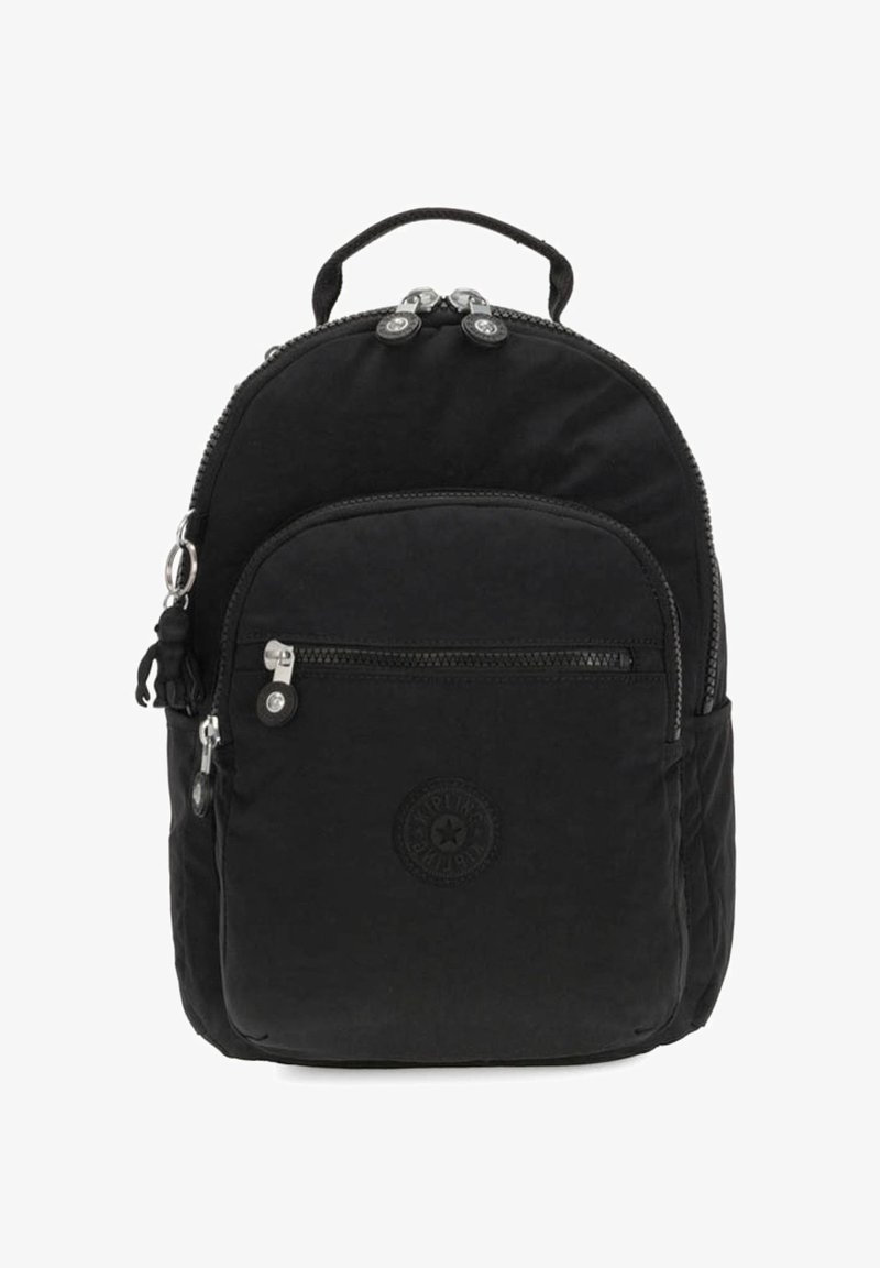 Zaino in nylon nero con parte superiore arrotondata, dotato di una tasca frontale con zip, dettaglio del logo e doppi cursori per la zip superiore. Superficie texture accentuata.