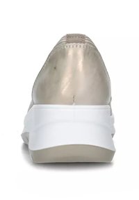 Scarpa sportiva beige con una parte superiore lucida e resistente; suola bianca con bordo arrotondato; presenta cuciture orizzontali e un tallone imbottito.