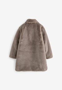 Taupe-farvet faux fur mellemlangt frakke med lange ærmer og en lille krave, vist fra bagsiden på en hvid baggrund.