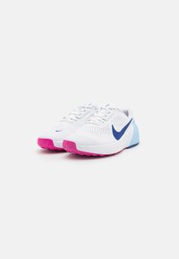 Nike Performance AIR ZOOM TR 1 - Edzőcipő - white/deep royal blue/fierce pink